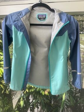 Patagonia Girl's Rain jacket size small 7-8 Teal & Navy Shell Jacket